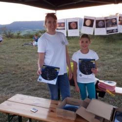 Laetitia et sa fille nous accueillent avec les cartes du ciel