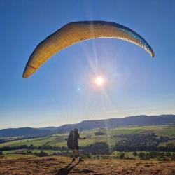 Le parapente se joue des rayons